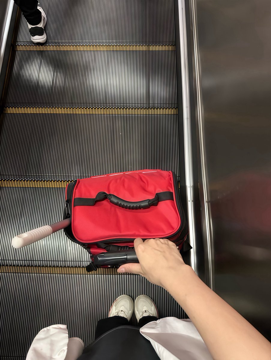 这包里装过今天擦了五扇窗的鱼鳞布，裹着刚给客户擦完油烟机的钢丝球，连把手都沾着点柠檬清洁剂的香——是我今天攒的“烟火气勋章”。