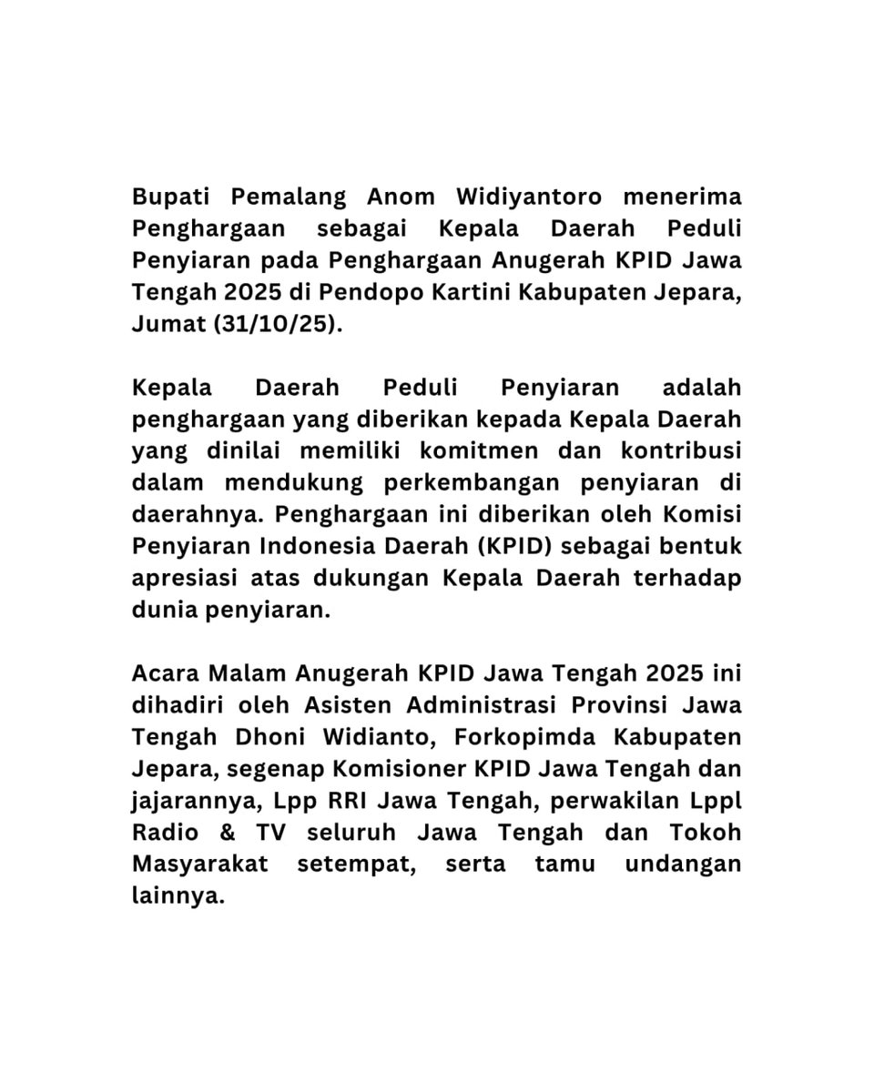 Bupati Pemalang menerima penghargaan sebagai Kepala Daerah Peduli Penyiaran pada Penghargaan Anugerah KPID Jawa Tengah 2025 di Pendopo Kartini Kab.Jepara, Jumat (31/10/2025)