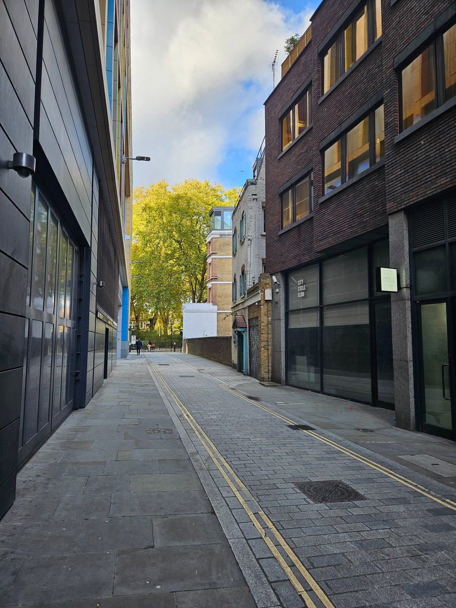 vivyouell's tweet image. Always good to say hello to an old friend. This diehard house at 3 Hayne Street,  Smithfield is a favourite. 
#lond