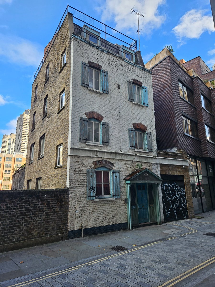 vivyouell's tweet image. Always good to say hello to an old friend. This diehard house at 3 Hayne Street,  Smithfield is a favourite. 
#lond