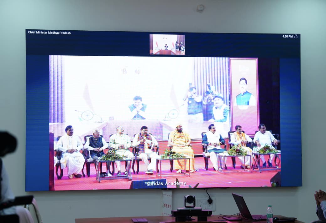 DrMohanYadav51's tweet image. उज्जैन में आयोजित ‘67वें अखिल भारतीय कालिदास समारोह’ का भोपाल निवास से वर्चुअली शुभारंभ किया।
आज तीन सुंदर संयोग है- देव प्रबोधिनी एकादशी, मध्यप्रदेश का 70वां स्थापना दिवस और कालिदास समारोह। आज उज्जैनवासियों को एयरपोर्ट और हवाई मार्ग की अनुपम सौगात मिली है।
महाकवि कालीदास…