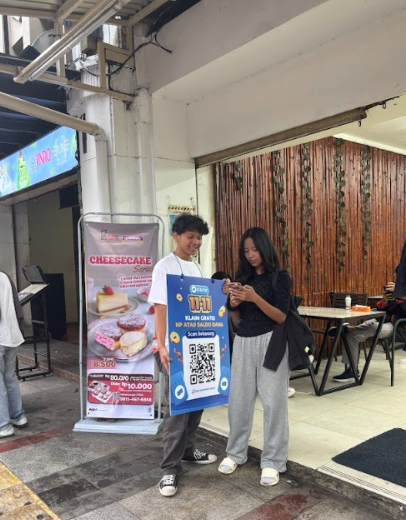 DamaraZM's tweet photo. tadi siang gw lagi duduk di kafe deket Braga, Bandung liat ada org depan meja scan barcode ini. penasaran dong, gw coba juga… eh muncul notif dapet daget. langsung ngakak dalem hati, beneran hoki random, lumayan guys https://t.co/nDtfhJDbrV