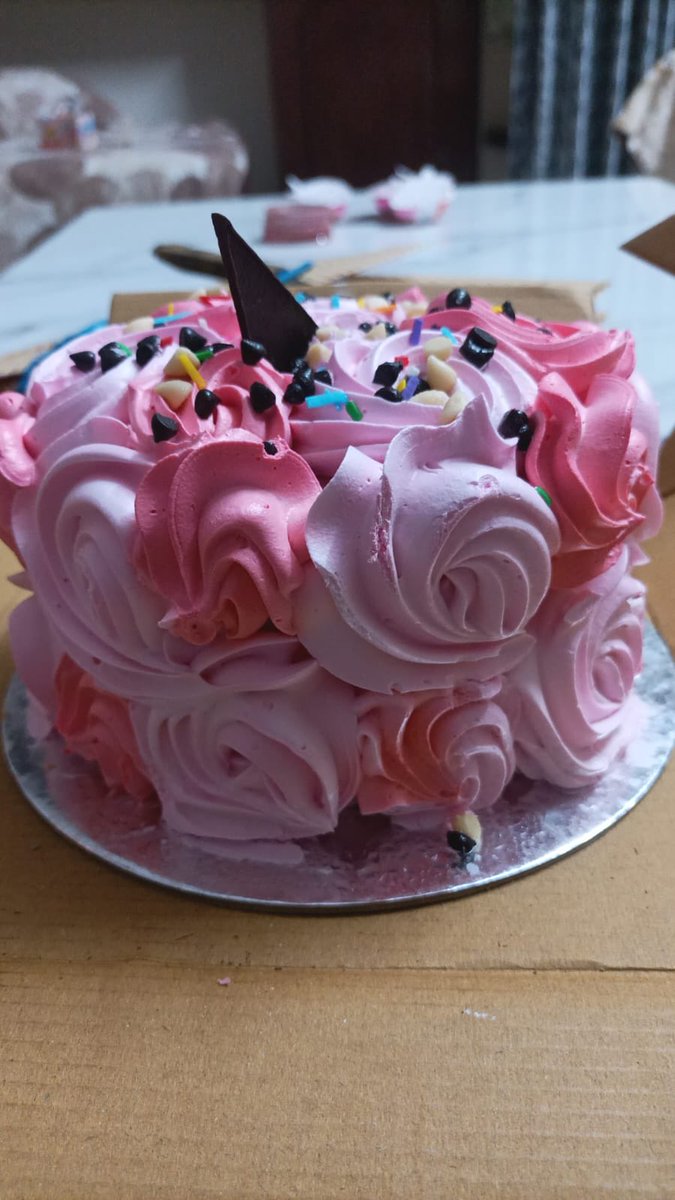 myan2007's tweet image. I had a terrible experience with both Zomato support and the restaurant. I ordered an eggless cake based on the picture displayed, but I received a completely different and cheaper product. 
#Zomato #agra #consumerHelp