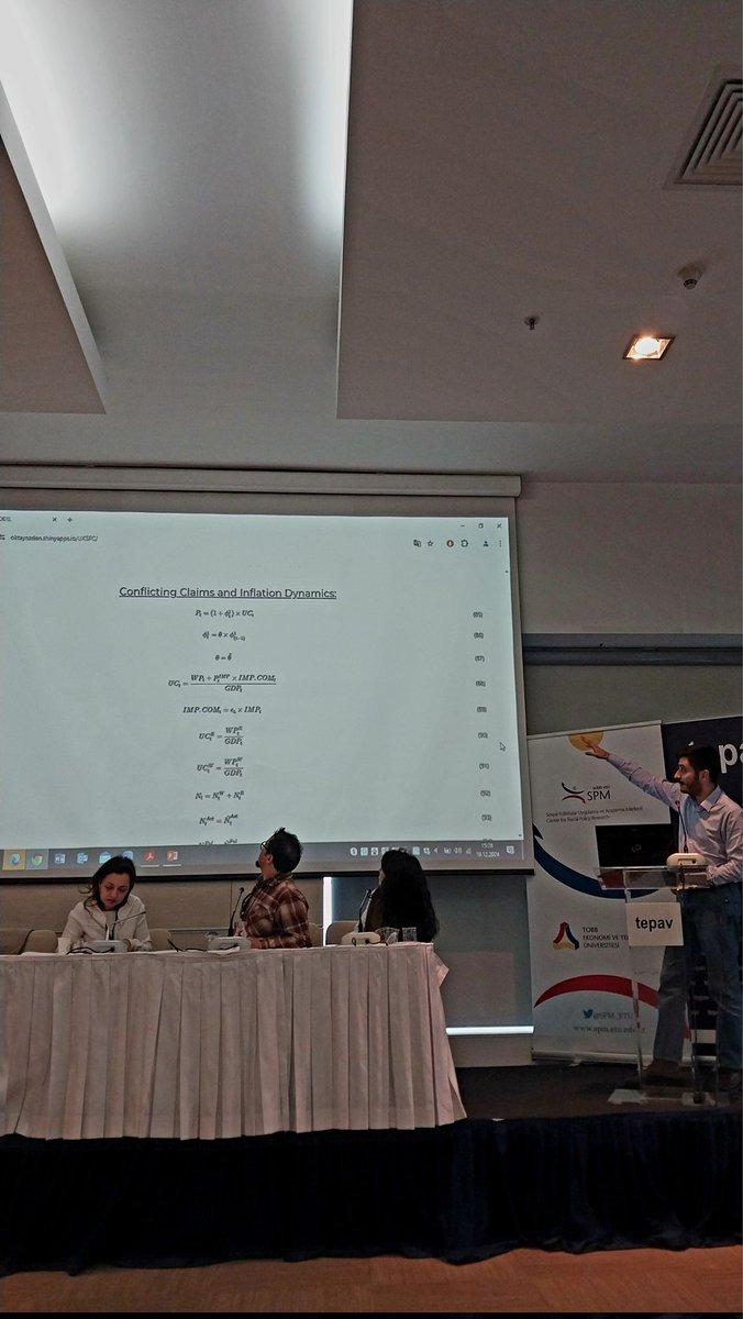 Galeride dolaşırken bir fotoğraf buldum... 2024 Aralık. İlgili gözler perdede. <a href="/oktayozdn/">Oktay Özden</a>