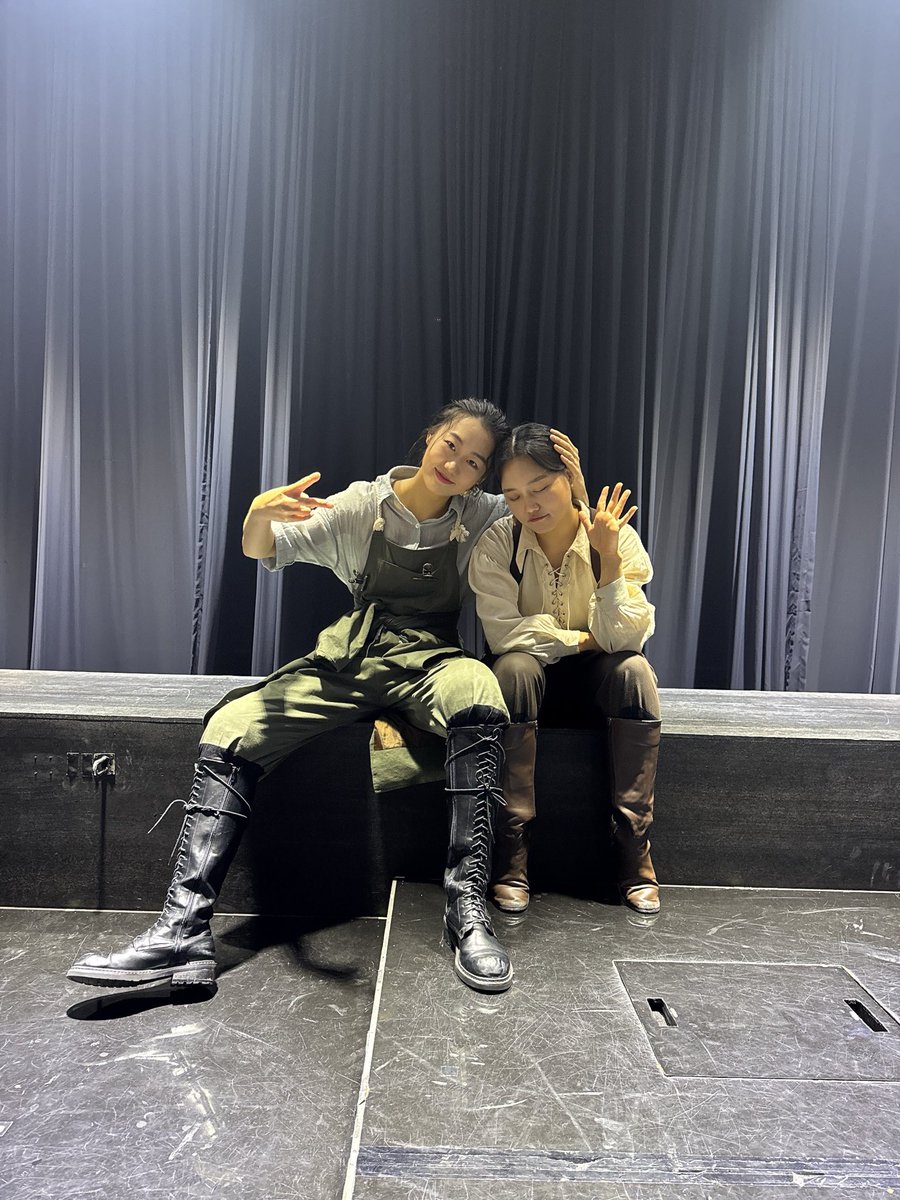 NEP 인디뮤지컬 시리즈 2 [#청새치] 🌊
막공 페어사진 공개

쿠바의 바다에서
함께 시간을 보내주신 모든 관객분들께
감사드립니다💙

밀러/루소役   송영미
그레고리오/에벌린役   박슬기

_
2025.09.02 - 11.02
서울숲 씨어터 1관

#뮤지컬 #청새치