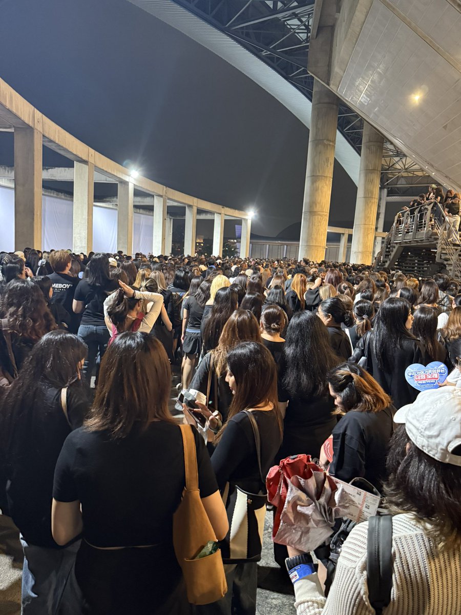 Gypsophiilas's tweet photo. คนที่เข้าคอนได้ก็คือคนที่โชว์บัตรคอนตอนเข้าและมีบัตรคอนอยู่แล้ว ทำไมต้องตรวจบัตรคอนอีกทีน้อ แล้วคนก็อออยู่เยอะมากอ่ะค่ะ มันทำให้ทุกอย่างช้ากว่าเดิมมากเลยค่ะ @BEX_Concert https://t.co/dA8efk0FVN