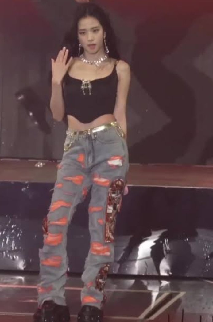 JISOOSIDE__'s tweet image. #JISOO in pants always ATE!! 🔥 Please, give her more looks like this! 😭