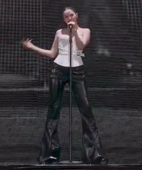 JISOOSIDE__'s tweet image. #JISOO in pants always ATE!! 🔥 Please, give her more looks like this! 😭