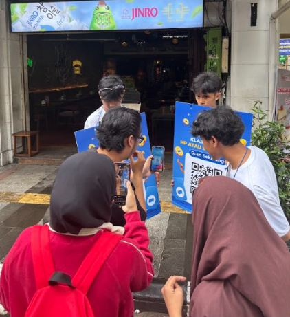 OnoHuri's tweet photo. Bandung sih top 😭 td di braga gue asal scan barcode di baju orang sekitar Braga, eh malah dapet cuy, parah hoki https://t.co/SAx2M9yBnm