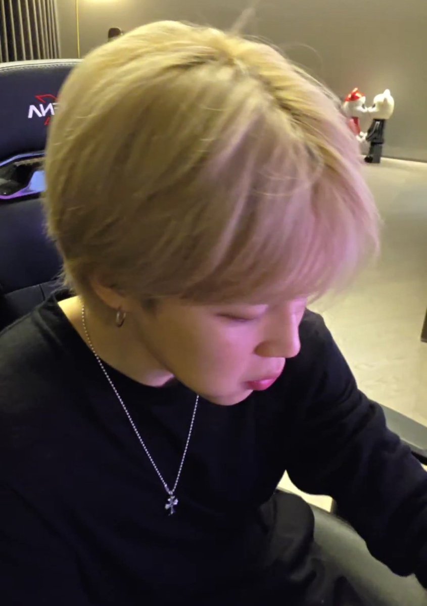 pjm_inxffable's tweet image. Puede haber alguien más perfecto que Jimin?  No logro describir su belleza🤧