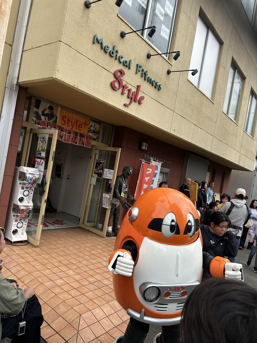 kapsel_yosihisa's tweet photo. さて！
本日の『飯能まつり』1日目
プロダクションL 4主催
『Ｊヒーローズ　チャリティーイベント』
エンタメフィットネスジムStyle＋
お化け屋敷

の後片付けして、集計して、帰ろうとしたら次のアフレコ台本欲しいというので書き起こししてたら、結局この時間。

終電の一本前で帰ります。

明日は少しだけ、遅く入れる。

お化け屋敷の集客が200人近くありました！！
やったー！！！二日間の目標人数に1日で到達です！！！！

皆んな怖がってました。
悲鳴が響き渡り
泣きながら出てくる子
這々の体で入り口からリタイアしてくる子

いろんな子がいて、大人気でした。

作るの大変なんだけど。
飯能まつりの名物になると良いな。

ヒーローやゆるキャラ達も大人気で、盛り上げてくれました。

一日中マイク持って喋り倒して足が棒。腰が限界．喉枯れそう。
でも、まだあと1日だ！！！！

さあ！！明日はイベントスペースで
ステージパフォーマンスもあるよ！！！

明日も頑張ろう！！！！

#飯能まつり