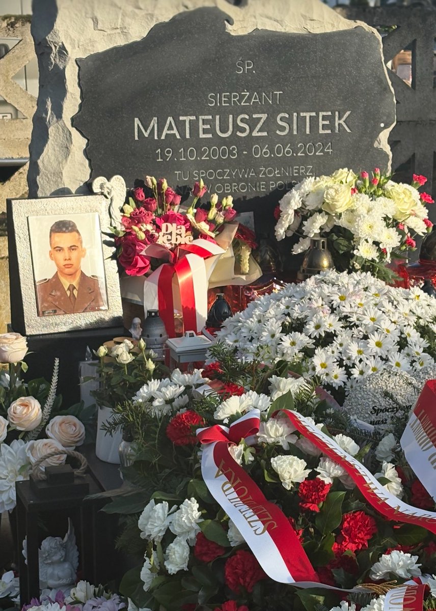 W dniu Wszystkich Świętych na cmentarzu w miejscowości Nowy Lubiel przedstawiciele kierownictwa BBN uczcili pamięć śp. sierż. Mateusza Sitka - bohaterskiego żołnierza, który poległ w obronie nienaruszalności granicy Rzeczpospolitej Polskiej.

#ZapalZniczBohaterom