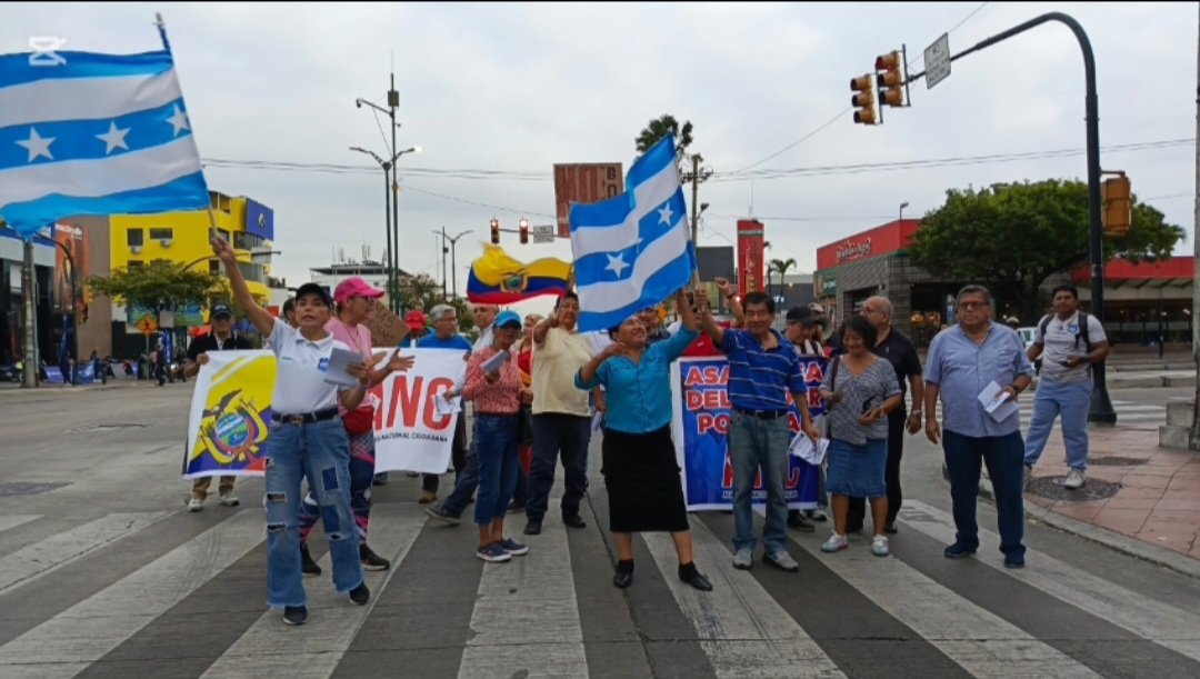 Los Bolivarianos Alfaristas junto a los compañeros de otros colectivos de la RC5 realizando un plantón en rechazo a la consulta y el voto por el NO. <a href="/MashiRafael/">Rafael Correa</a> <a href="/JorgeGlas/">Jorge Glas</a> <a href="/LuisaGonzalezEc/">Luisa González</a> <a href="/ecuarauz/">Andrés Arauz</a> <a href="/RicardoPatinoEC/">Ricardo Patiño</a> <a href="/SofiaEspinRC/">Sofía Espín Reyes</a>