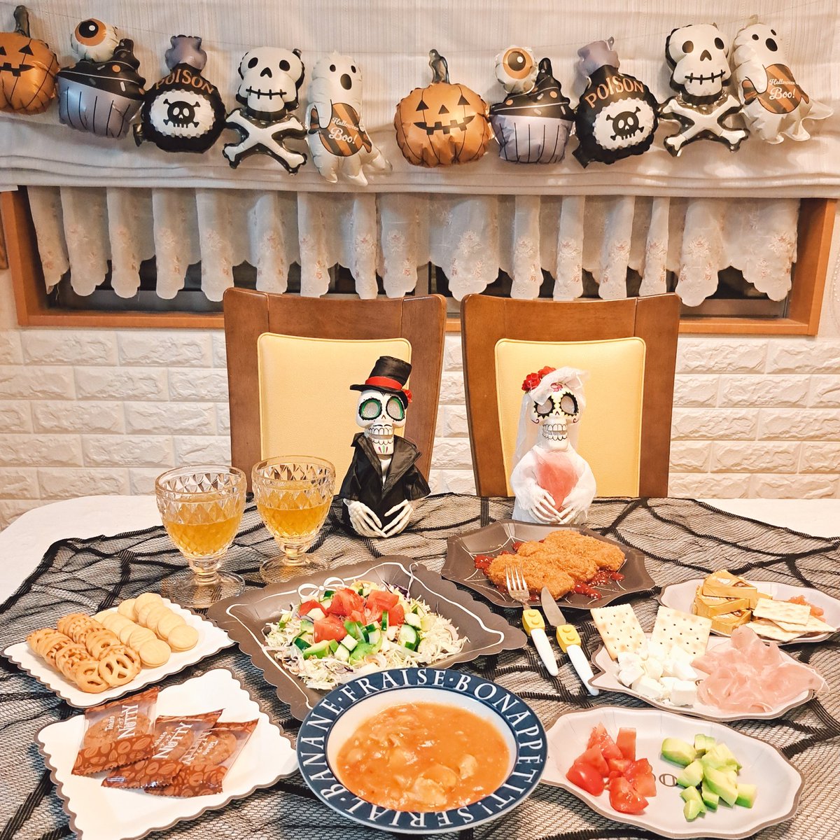 琴子です🐰
1日遅くなったけどHappyHalloween🎃👻
当日は、学校からのそのままレッスンなので仮装メイク出来ず💦お家でHalloweenpartyやってたのでご飯食べて仮装だけちょこっとしてメイクはアプリで加工！ハロウィンメイク練習してたからちょっと残念だけど。
 #Halloween  #仮装  #Halloweenparty