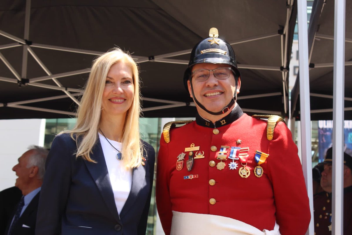 Super_CBS_Chile's tweet image. En el día de ayer, en el desfile de la 53° Convención de Compañías Chileno Alemanas de Chile en Santiago, junto a la Embajadora de Alemania en Chile, Sra. Susanne Fries-Gaier.