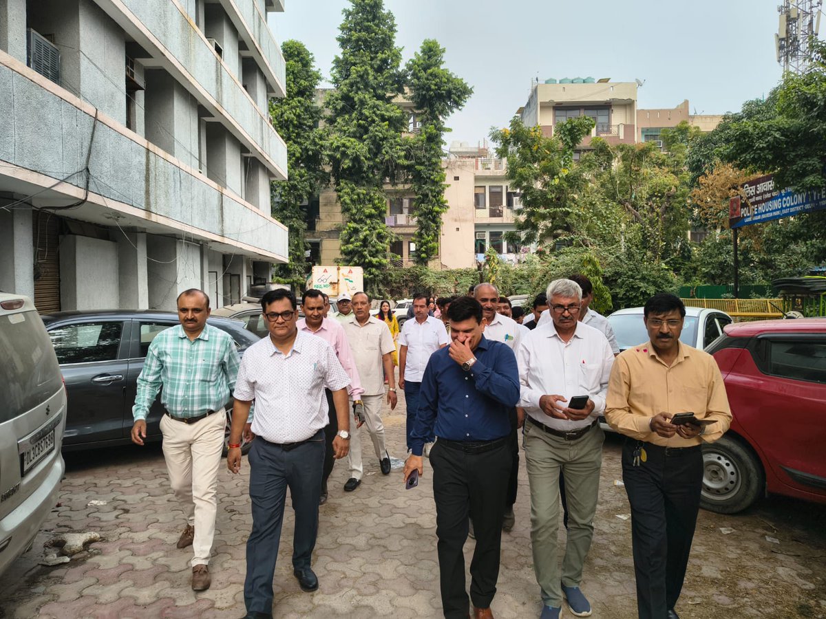 इंस्पेक्टर धीरज, मृदुभाषी, धैर्यवान, कुशल प्रशासन, जो पहले प्रसाद नगर, गाज़ीपुर थानाध्यक्ष रहें, कल सेवनिवृत हो गए I बड़ी धूमधाम से साहब को बिदा किया गया I साहब स्वस्थ, अस्त, व्यस्त और खुश रहें यही ईश्वर से कामना करते है