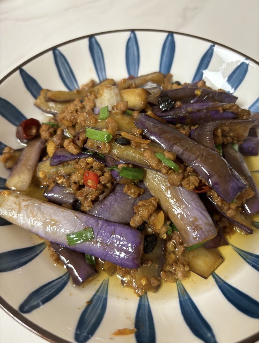 盛碗白米饭，铺上几条吸饱汤汁的茄子，再扒拉两勺肉末碎，拌开的瞬间，白天的疲惫跟着饭香一起化在胃里。

不是多复杂的菜，却是独属于自己的、踏踏实实的暖。毕竟啊，好好吃饭，才是生活最实在的甜头～