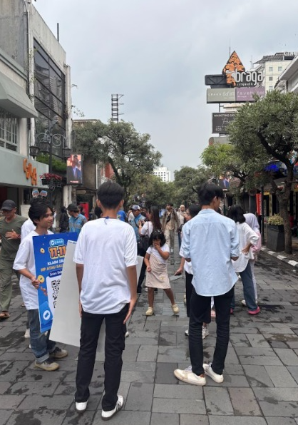 Adilsonkpm's tweet photo. pliss bsk di Bandung daerah Braga msh ada lagi nih, jadi gue tuh tadi di Braga lagi nongkrong sama temen2 gue, trs rame bgt diujung, pas gue samperin heboh ibu2 pada blg dpt saldo, dpt saldo. Iseng dong gue ikutan scan qr dana, ternyata beneran dpt saldo :"))) mayan bgt btw gue https://t.co/fVuDNQzbQS