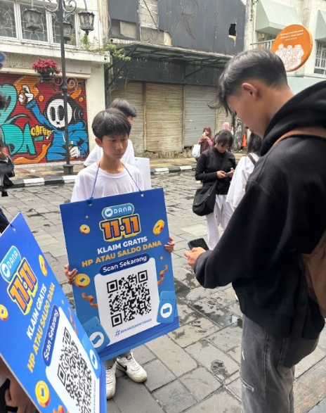 GhibantoK's tweet photo. td di Bandung braga liat mas2 berdiri bawa papan DANA biru, iseng scan barcode-nya eh muncul notif dapet 😭 https://t.co/tTgSMjE3s6