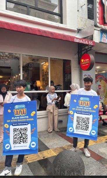 AffanUts's tweet photo. td di Bandung braga, ada mas berdiri bawa QR DANA 11.11 😭 iseng gue scan eh muncul claim saldo https://t.co/cWk4yvMjtP