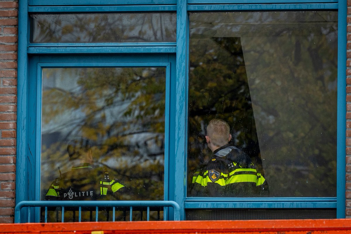 112Nederland_nl's tweet image. Man doodgeschoten in woning waar kind aanwezig was 112nederland.nl/2025/11/01/man…