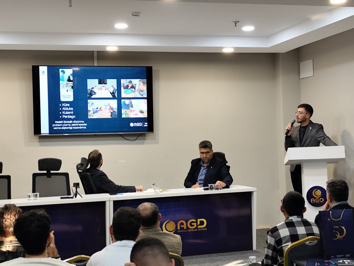 agdorgtr's tweet image. 📍51. Dönem Kasım Ayı Şube Dijital İletişim ve Medya Başkanları Toplantısı, Genel Başkan Yardımcımız Taha Palaz Bey, Birim Başkanlarımız ve Şube Komisyon Başkanlarımızın katılımıyla icra edildi.

#AdımAdımZafere
#BirYıldızınİzinde