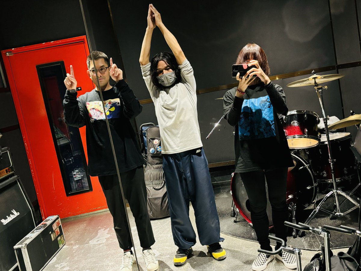 本日の砂上の楼閣リハ

新曲のアレンジをずっとやってるんですが苦戦中…このパターンは限りなくボツになる可能性大ですが…どうなる事やら！

次回の砂上の楼閣ライブは、少し先になりますが12月です！詳細は暫し待ち下さい🙇‍♀️