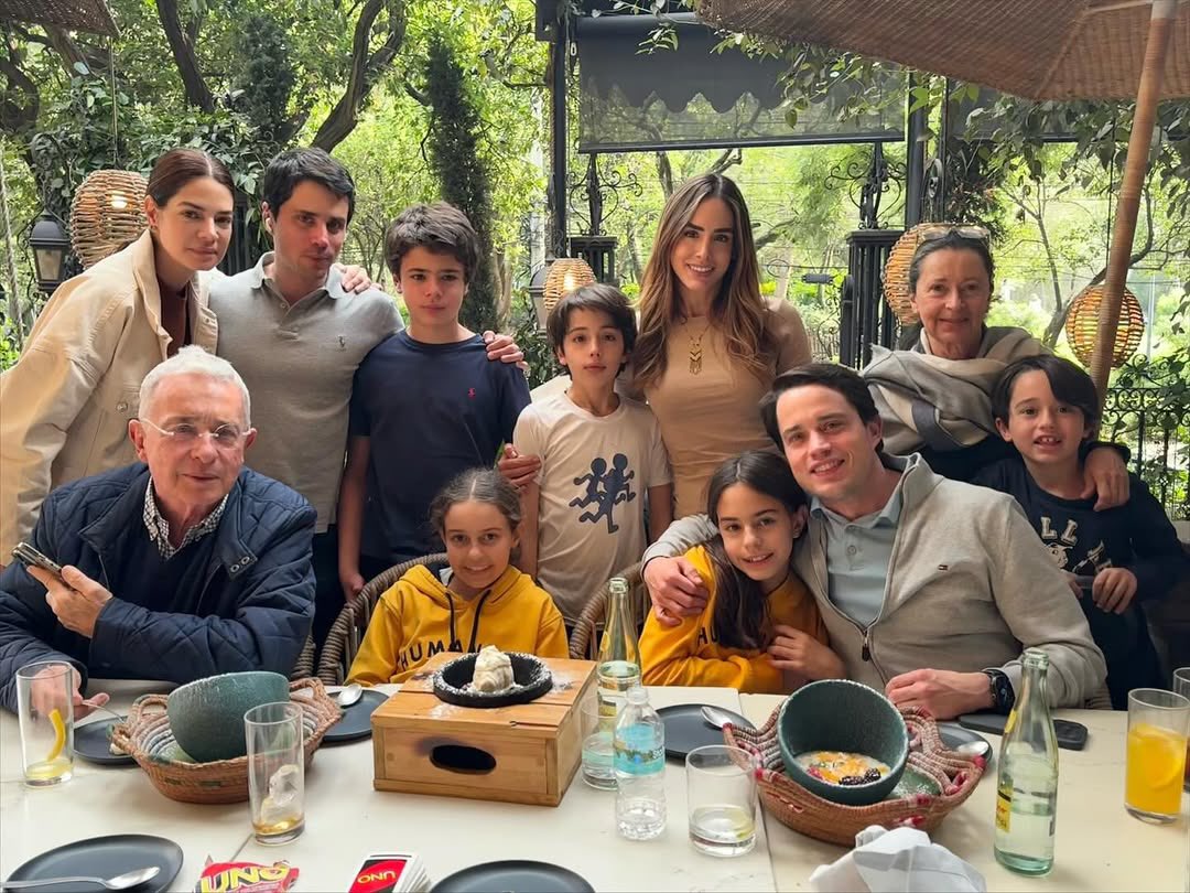 SaantiagoGuerra's tweet image. Familia ejemplar, la más querida de Colombia.