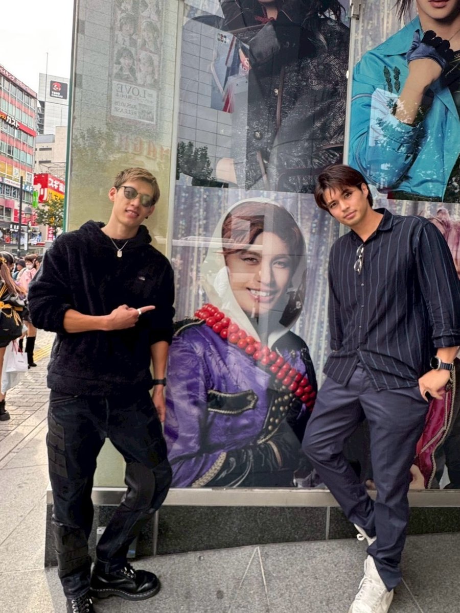 ミュージカル『刀剣乱舞 』

十周年おめでとう御座います🎊　

10年も経ったのが信じられませんが今後ともよろしくお願い致します🦁

ダンサーの
リョウジ君と渋谷で撮った写真です🦁