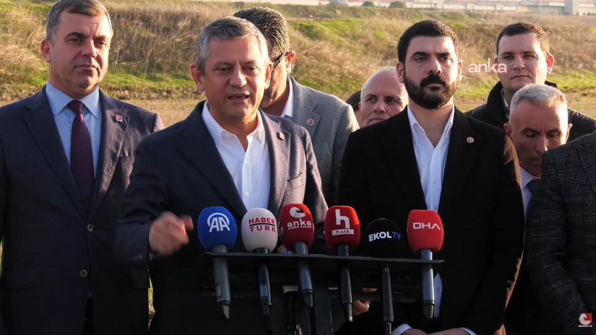 Özgür Özel'den şok iddia:

"Hakan'ı kumpasla içeri alıp Gaziosmanpaşa'ya bir vekil seçmişlerdi, o vekil oradan gitmesin diye o vekil Gaziosmanpaşa Belediyesine müteahhitleri çağırıyor, Hakan hakkında savcılığa gidin bir şey söyleyin, Hakan çıkmasın, 'Hakan'a iftira atmazsanız