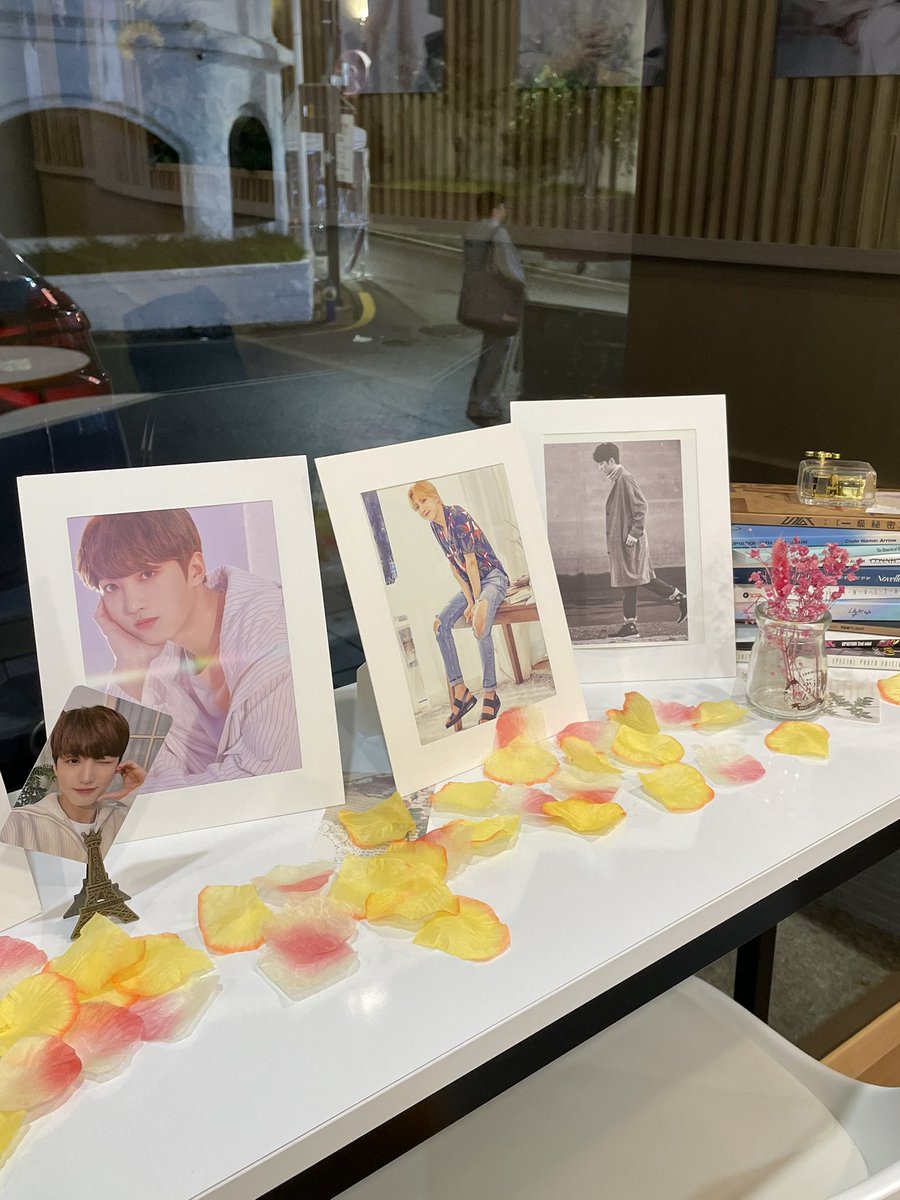 해바라기 같았던 예인님과 함께,,,🌻💛

귀여운 카페 열어주셔서 너무 감사해요💝

#업텐션 #UP10TION
#선율 #SUNYOUL
#Petals_of_Youth