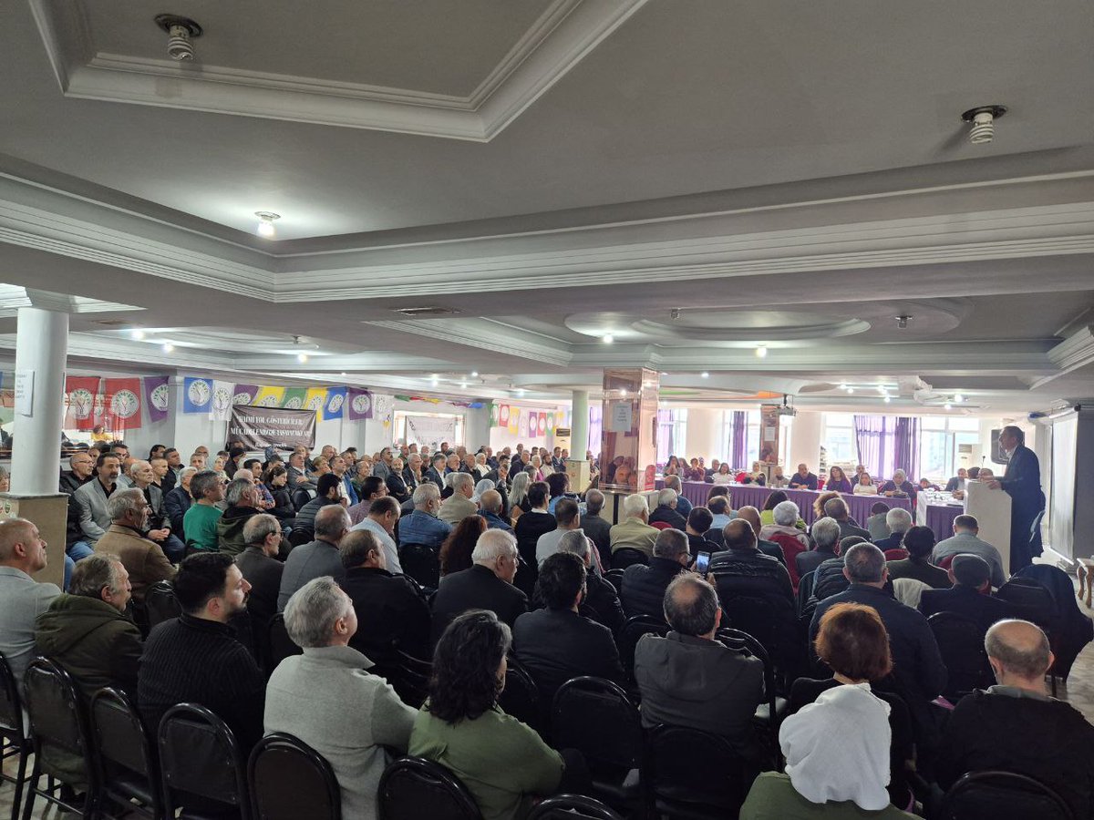 Eş Genel Başkanımız Tuncer Bakırhan'ın katılımıyla Barış ve Demokratik Toplum Buluşmaları kapsamında İstanbul Bağcılar'da il ve ilçe yöneticilerimizle bir araya geldik.

Örgütlülüğümüzü büyütmenin temel argümanı olan üçüncü yolda ısrar eden bizler; demokratik bir gelecek ve