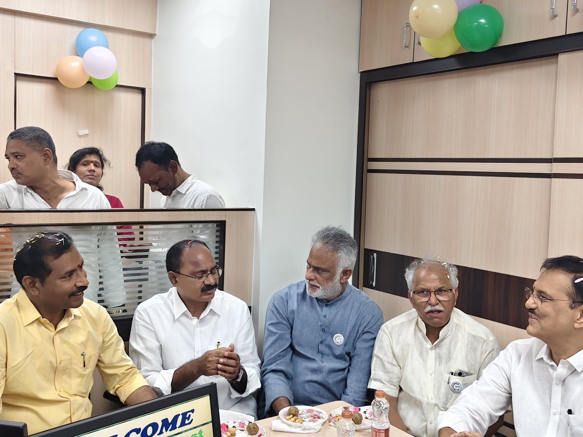 GAJUWAKA_JSP's tweet image. ఈరోజు తేదీ 01-11-2025 (శనివారం) కనకమహాలక్ష్మి కో-ఆపరేటివ్ బ్యాంక్ లిమిటెడ్ 37వ బ్రాంచ్ (షీలా నగర్) ప్రారంభోత్సవ కార్యక్రమం ఘనంగా జరిగింది. ఈ కార్యక్రమానికి ముఖ్య అతిథులుగా గౌరవ గాజువాక నియోజకవర్గ శాసనసభ్యులు మరియు తెలుగు దేశం పార్టీ రాష్ట్ర అధ్యక్షులు శ్రీ @Pallasrinivas4u గారు,…