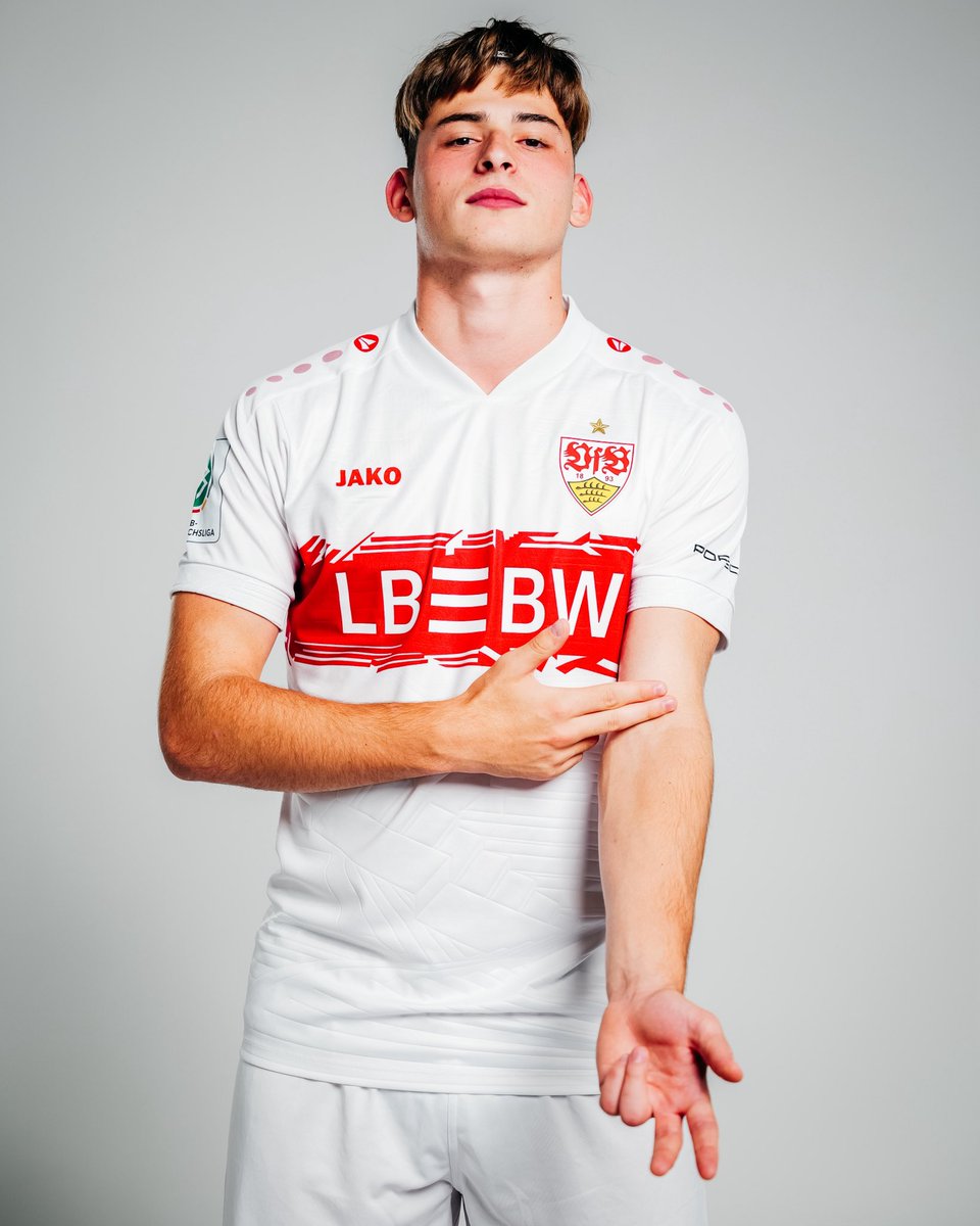 ⏱️ 58. | TOOOR! Unsere #VfBU19 schlägt zurück und erzielt durch Matthaios Tsigkas den 1:1-Ausgleichstreffer gegen den 1. FC Nürnberg. Nach einem Eckball setzt er sich im Luftzweikampf durch und netzt ein. 

#jungundwild #VfB