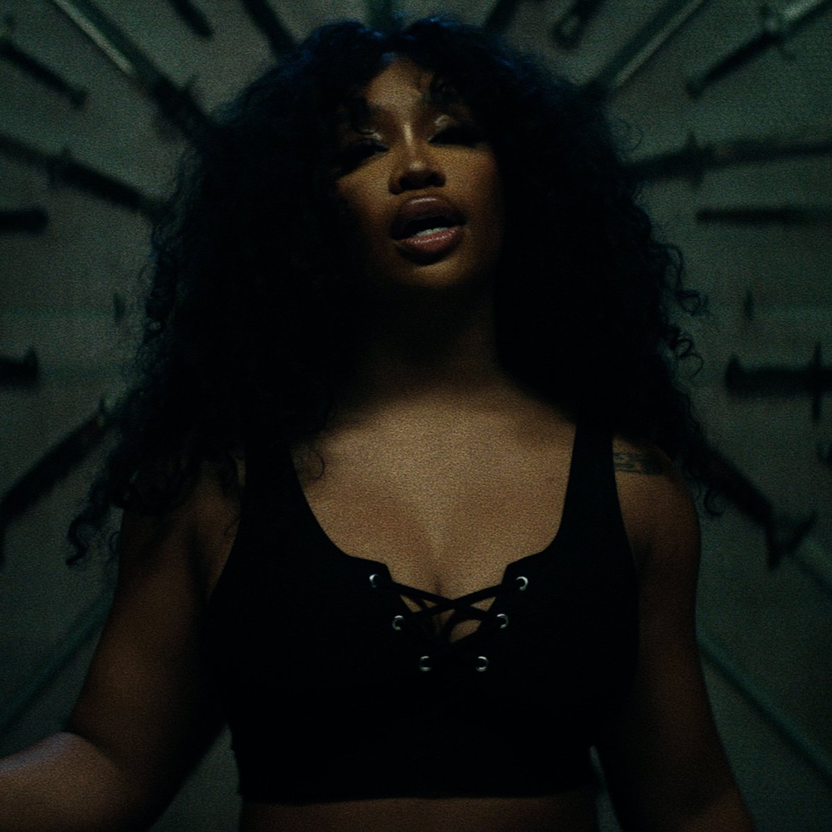 SZA’s “Kill Bill” has re-entered the top 200 on global Spotify chart with 1.391 million streams following Halloween.