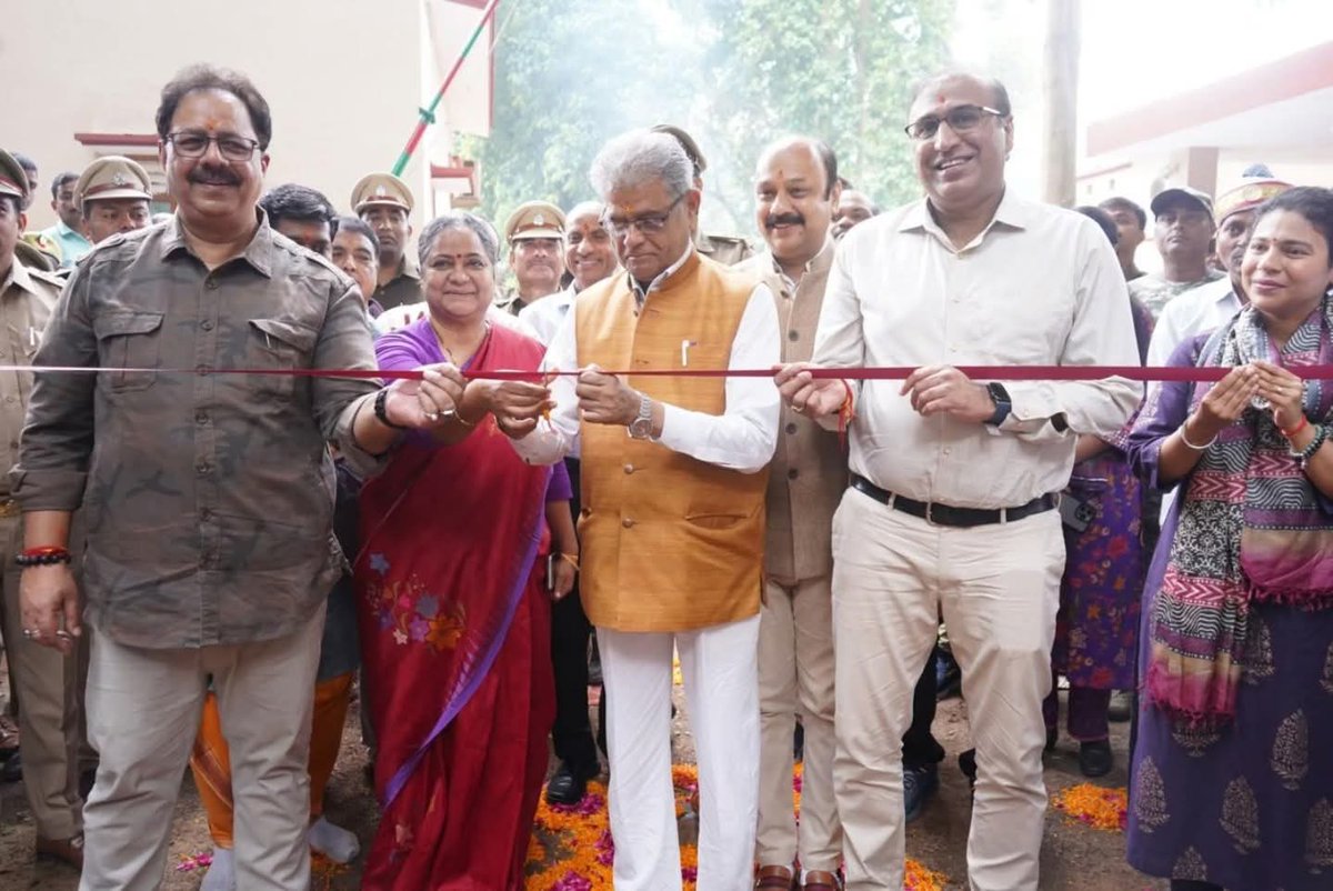 आज दिनांक 01 नवंबर 2026 को माननीय राज्यमंत्री (स्वतंत्र प्रभार)(वन/पर्यावरण, जंतु उद्यान एवं जलवायु परिवर्तन विभाग) डॉ अरुण कुमार सक्सेना के द्वारा पर्यटन सत्र 2025-26 का  शुभारम्भ किया गया |इस अवसर पर वन विभाग के वरिष्ठ अधिकारी , पर्यटक तथा मीडिया बंधु भी उपस्थित रहे |