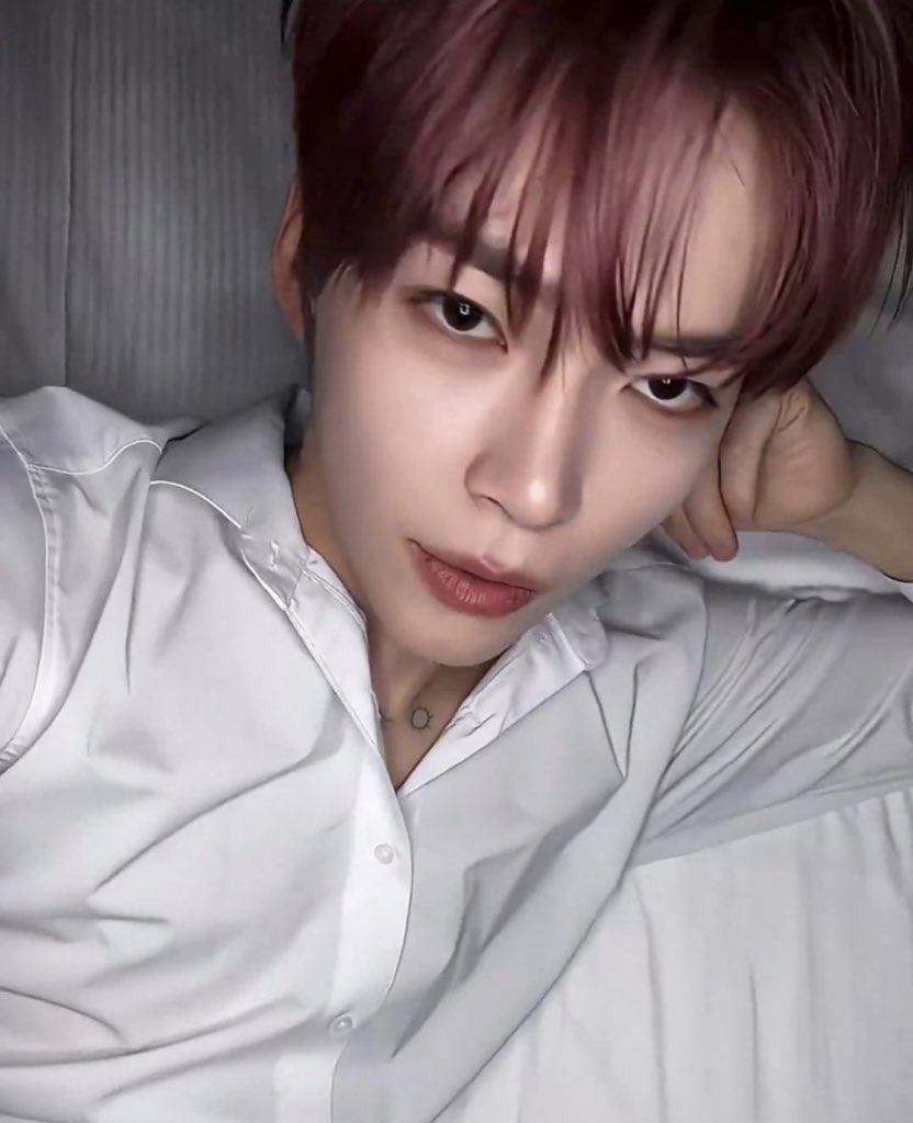 euphrosez's tweet photo. someone hold me back… can he respectfully dominate me https://t.co/j9fzauQ2He