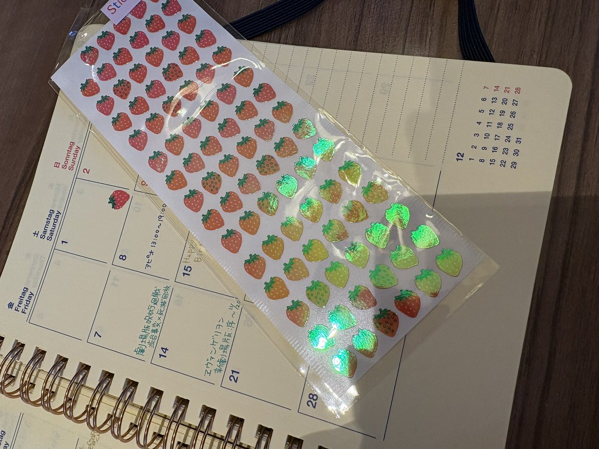 techousuki's tweet image. 使ってた苺のシールを切らしてしまってから
ずっと探してたんだけど
もぉ、見つからなくて
取り敢えずあった苺をお迎え。

可愛いから良しとする( ﾟｰﾟ)ｳ ( ｡_｡)ﾝ