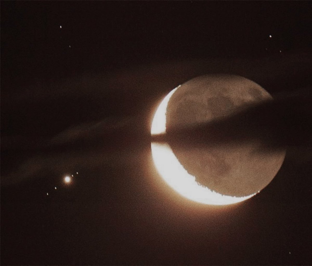 LUCASTR0B0Y's tweet image. ㅤㅤㅤㅤㅤ𝐀 𝐥𝐮𝐧𝐚, 𝐜𝐚𝐫𝐚 𝐜𝐚𝐧𝐭𝐢𝐜𝐚 𝐧𝐞 𝐦𝐞 𝐢𝐧 𝐚𝐭𝐫𝐚 𝐝𝐞𝐝𝐚𝐬.ㅤㅤㅤㅤㅤ #MultiverseOC