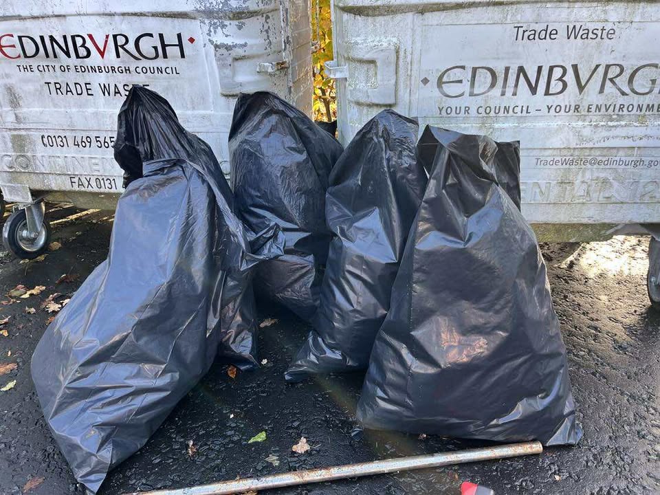 DrumbraeL's tweet image. Thank you to all that came along and helped us litter pick at Clermiston Park.
We gathered 5 bags of rubbish!
Thanks also to Friends of Clermiston Park for the use of their equipment.
#GreenLibrariesWeek