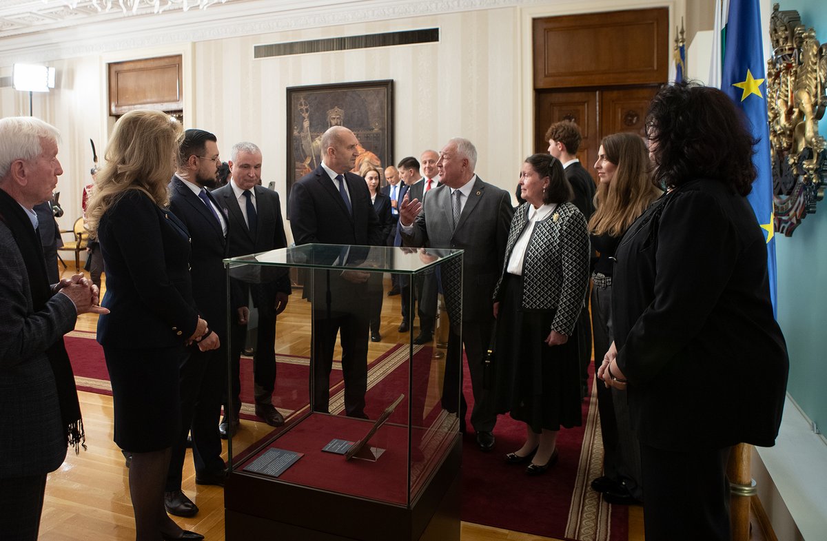 Опирайки се на традициите и родолюбието, ние можем днес достойно да се изправим с лице към бъдещето и подобно на нашите възрожденци да търсим заедно мястото на България в модерния свят.