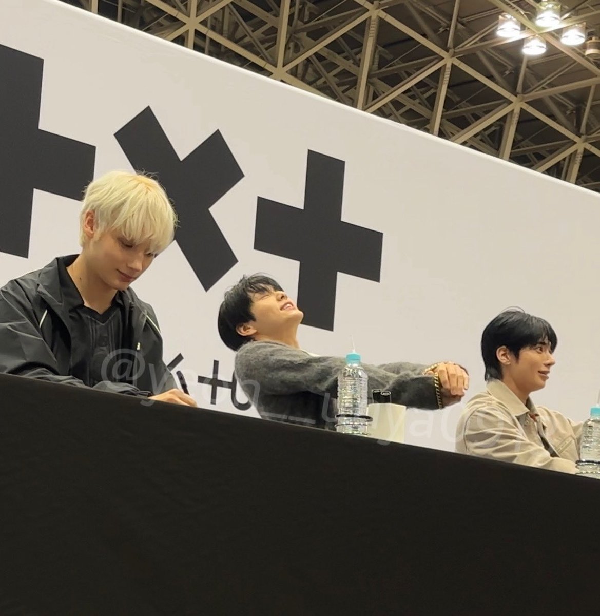 20251101 TXT 全員サイン会

10/19のサイン会のときに続き
今回もマンネズの横で伸びをするスビン

#スビン #SOOBIN #수빈
#TOMORROW_X_TOGETHER