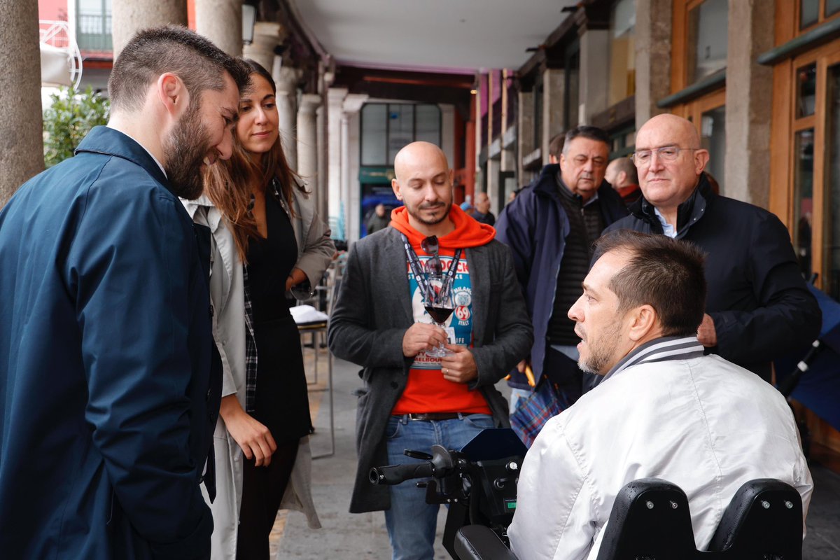 🎬 El alcalde, <a href="/JesusJCarnero/">Jesus Julio Carnero</a>, y los concejales, <a href="/Ohara911/">Blanca JC</a> y <a href="/fblancopaco/">Francisco Blanco</a>, han saludado al actor <a href="/Langui_Oficial/">Langui_Oficial®</a>, que se encuentra en Valladolid rodando un documental con el que se estrena como director de largometrajes.

<a href="/infoVLL/">Turismo Valladolid</a> <a href="/valladolidfilm/">Valladolid Ciudad de Cine</a>