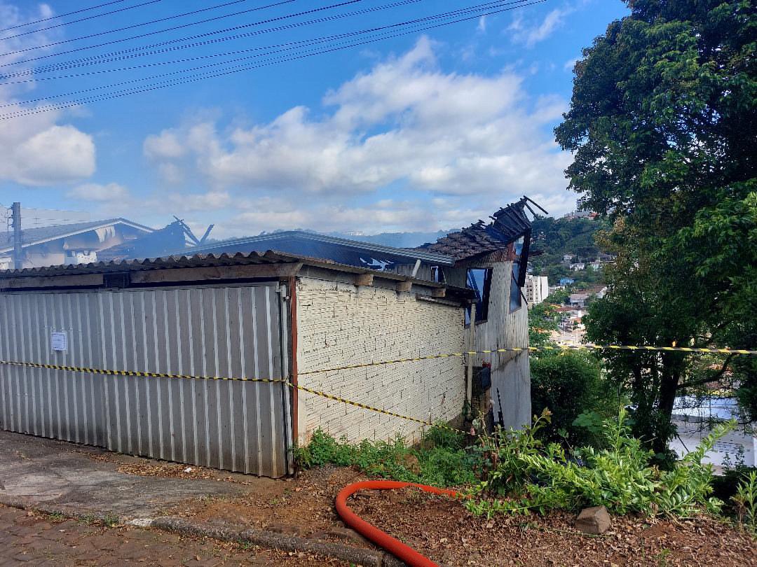 oi gente!
nessa madrugada de 1/11 minha amiga e a mãe dela perderam a casa por conta de um incêndio criminoso.
elas estavam dormindo no momento e conseguiram se salvar, mas perderam tudo, estão somente com as roupas do corpo. 
quem puder ajudar ou repostar já agradeço demais!+