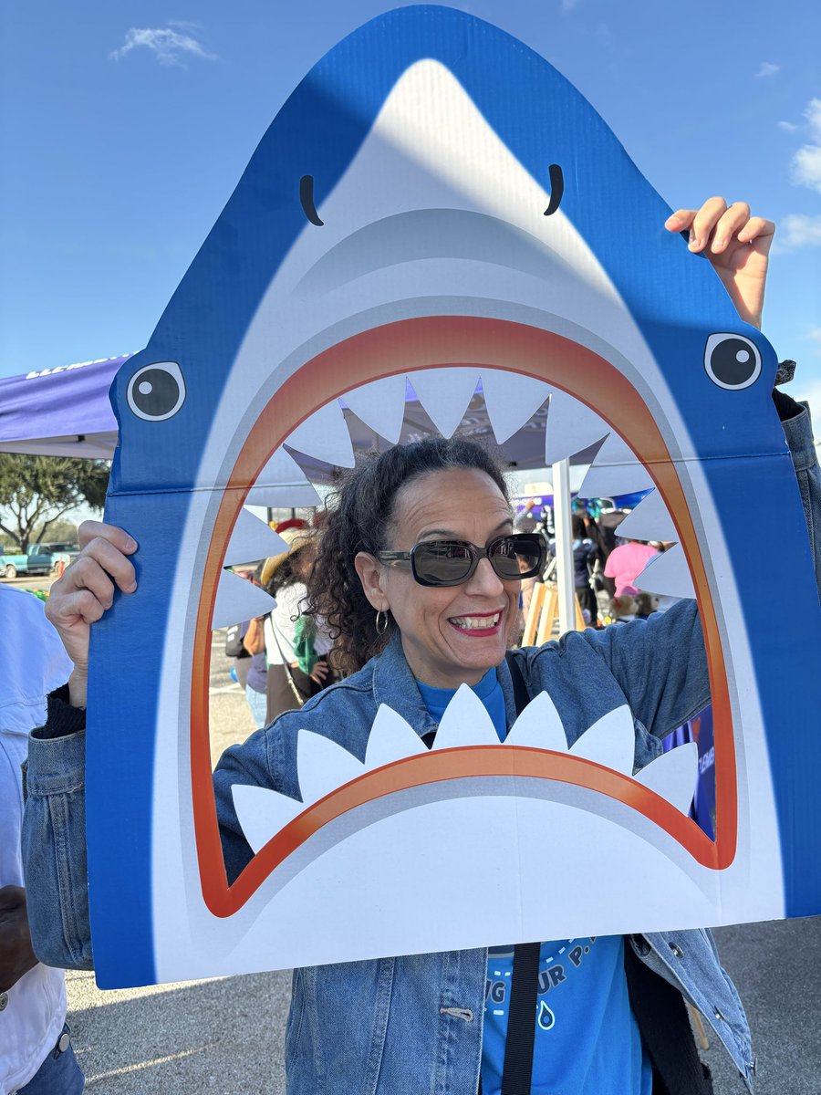 AdminVerow's tweet image. Come visit us @ElementarySmith Alief Proud! We have games and candy! #AliefProud25