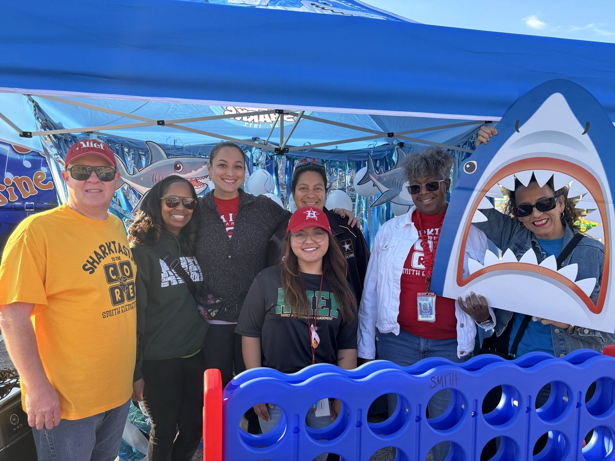 AdminVerow's tweet image. Come visit us @ElementarySmith Alief Proud! We have games and candy! #AliefProud25