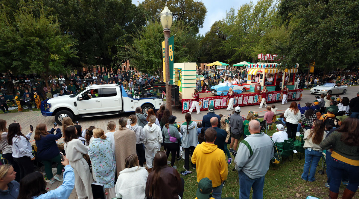 Baylor's tweet image. 💚 100+ campus &amp;amp; community entries
🚚 10 floats
🎈 14 balloons
💛 1 incredible #BaylorHomecoming parade

See more photos: bit.ly/3LkhTKg