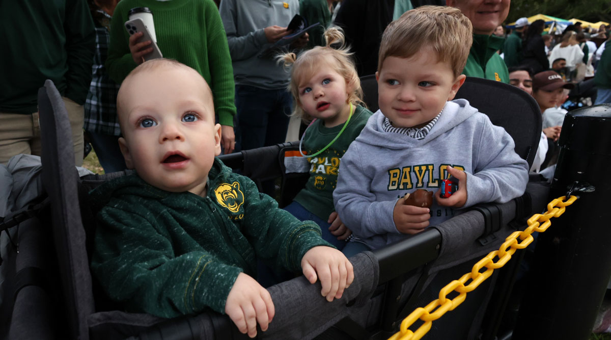 Baylor's tweet image. 💚 100+ campus &amp;amp; community entries
🚚 10 floats
🎈 14 balloons
💛 1 incredible #BaylorHomecoming parade

See more photos: bit.ly/3LkhTKg
