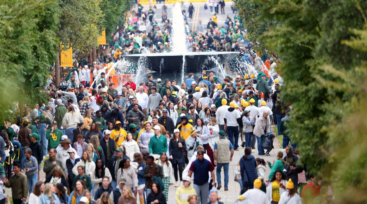 Baylor's tweet image. 💚 100+ campus &amp;amp; community entries
🚚 10 floats
🎈 14 balloons
💛 1 incredible #BaylorHomecoming parade

See more photos: bit.ly/3LkhTKg