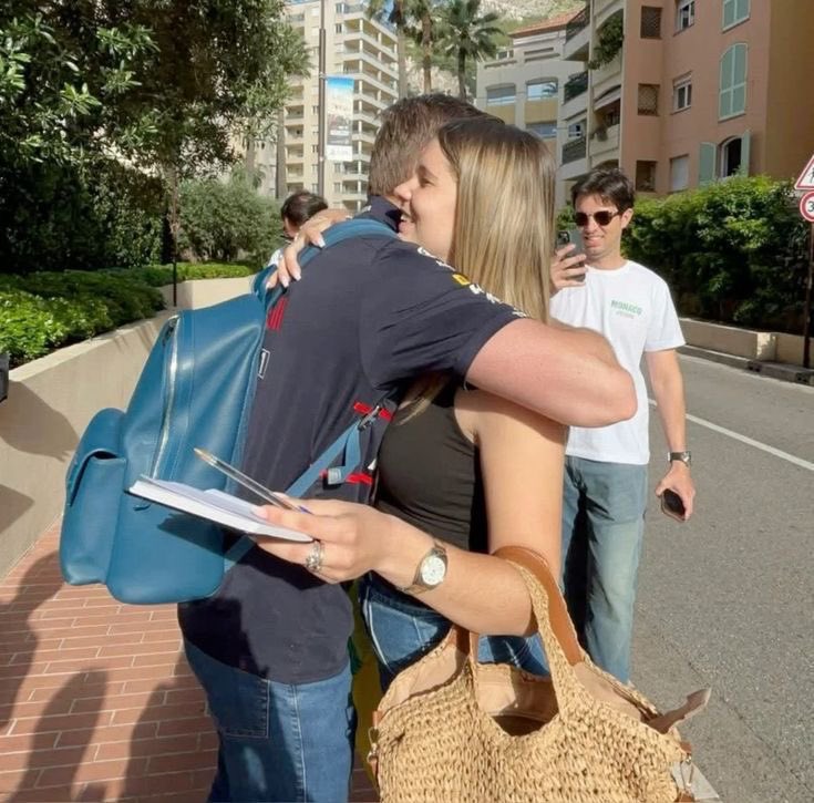 catstappen33's tweet photo. i’m still so jealous of this girl who got a hug from max frikin verstappen 😭 https://t.co/I1hyW4weOX